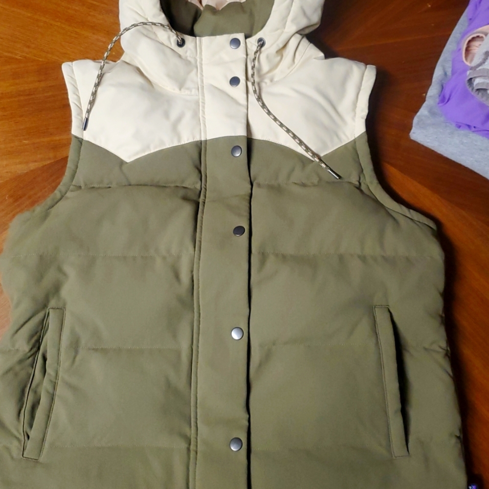 Patagonia Womens Hooded Down Bivy Vest Sage Khaki Sz Large 27746. Never Worn!